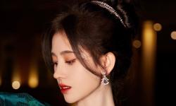 Featured image of post 鞠婧祎墨绿珠光鱼尾裙