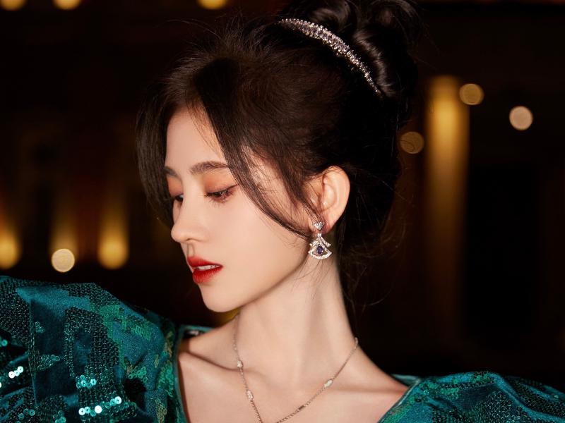 Featured image of post 鞠婧祎墨绿珠光鱼尾裙