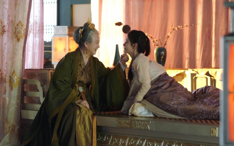 Featured image of post 【鞠婧祎】祖孙情真的永远戳人，是祖母捧在手里怕摔了，含在嘴里怕化了，从小宠到大的嘉南郡主啊